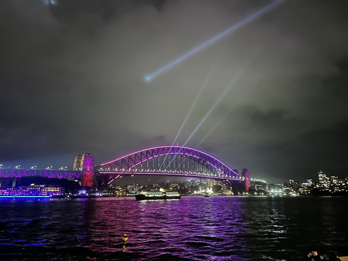 Tim8nbm's tweet photo. 每到冬天，晚上能吸引人到市中心去的项目之一，就是去看Vivid Sydney啦。

在热闹和酷炫程度上，它比不上国内很多地方的灯光秀，更别说顶级的自贡灯会了（虽然我没去过）。

不过依旧挡不住澳洲人民的热情，昨天虽然下着小雨，市区依然人山人海。

我说澳洲是不是没什么国内做不了的娱乐活动，我家里领导淡淡地说了一句：“可以炒美股”😂😂😂😂