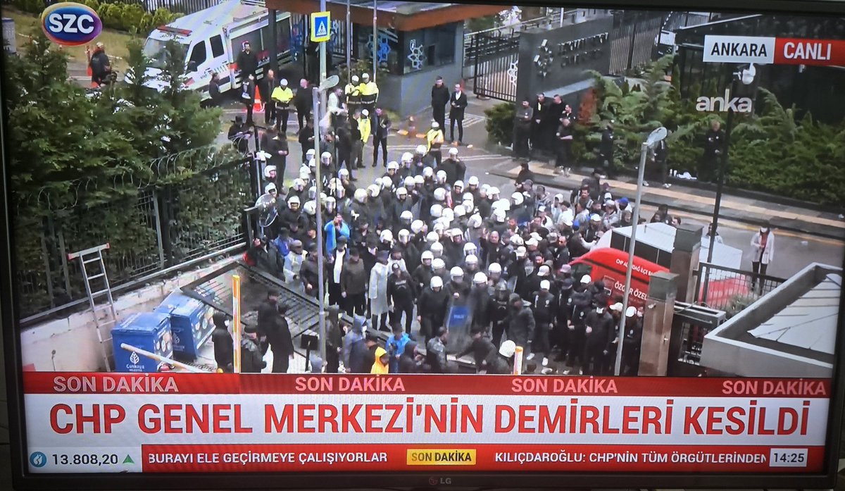 blntmtn's tweet photo. Kemal KILIÇDAROĞLU'na çağrı

Daha önce yapmış olduğunuz görev her ne olursa olsun , ülkenin içinde durumu gözetmeksizin yapmış olduğunuz hareket tavrınız demokratik ve hukuki tavırla bağdaşmamaktadır . 
Cumhuriyet Halk Partisi Genel Merkezine kolluk güçleriyle girmeyi düşünme. Haziran ayı içerisinde kurultay çağrısını yap ve kenara çekil. 
Bu durum artık parti içi bir mesele olmaktan çıkmıştır. Türkiye’nin demokratik hayatının sona erdirilmesi anlamına gelmektedir.
Tarih önünde sorumlu sizsiniz.
@kilicdarogluk 
@eczozgurozel