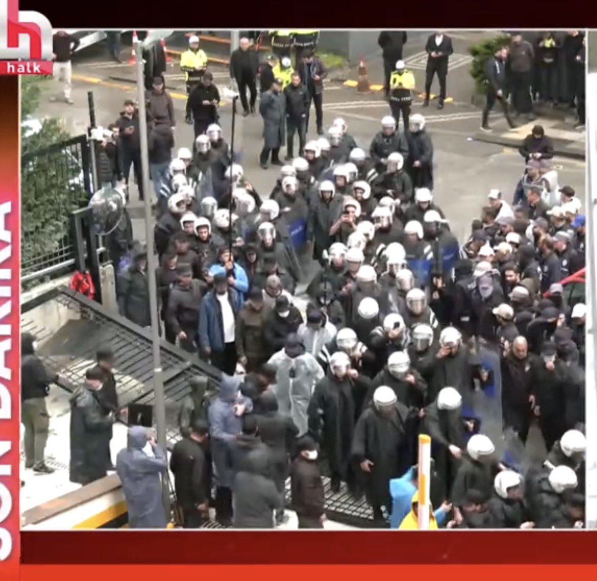 HaberMOD's tweet photo. SONDAKİKA | CHP Genel Merkez bahçesinin kapısı polis tarafından kırıldı, içeri girişler gerçekleşiyor! https://t.co/a5kMXie6Hb