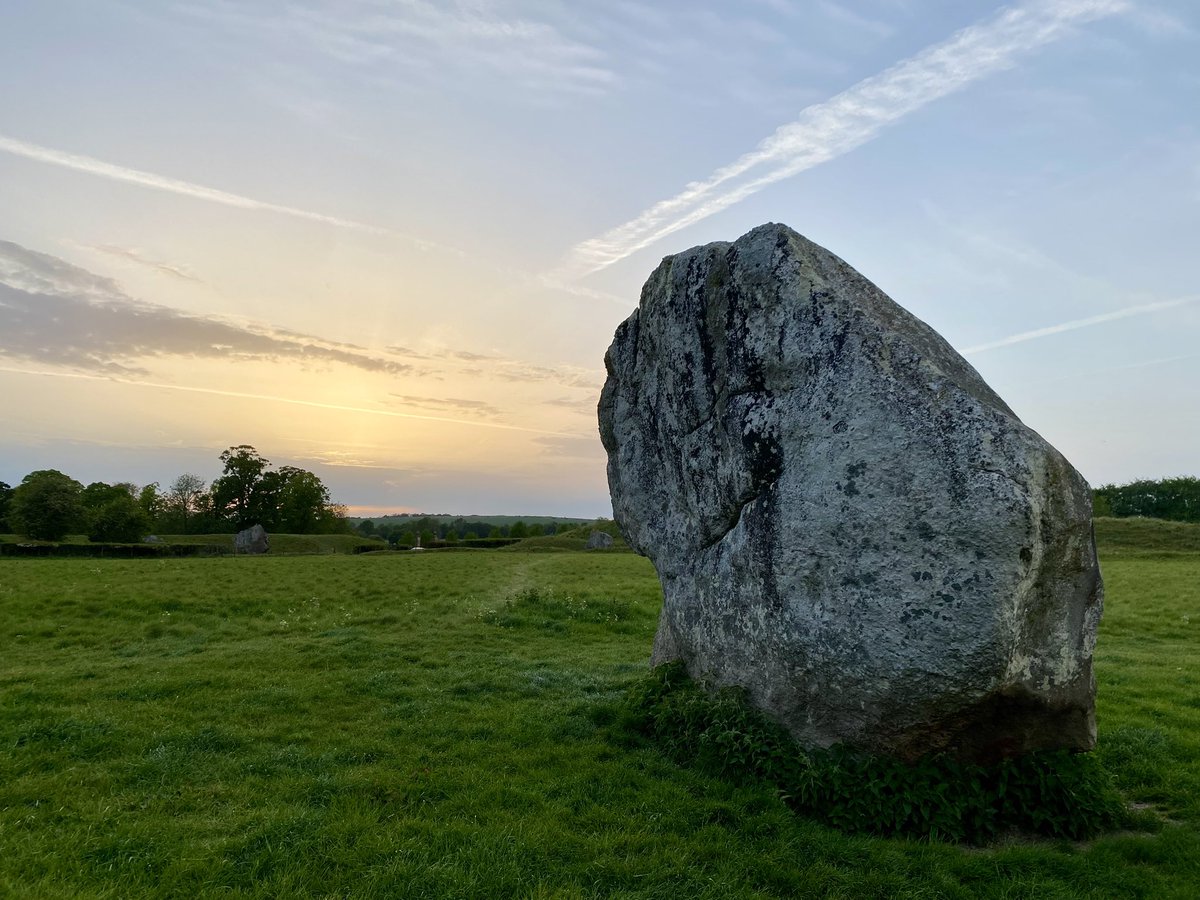 Spiddly's tweet photo. At this time of year, all eyes look towards the sun.

#StandingStoneSunday https://t.co/jzt8ZYV0TV