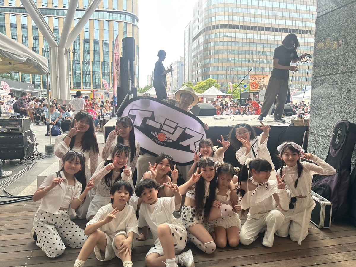 D_High_LoW's tweet photo. #東フェス in 博多駅前

めーっちゃ楽しかったわー！！
ありがとうございました❣️

#ドルソーレ福岡 のみんなとのコラボも！
はしゃいだわぁ〜！！感謝🥹

#8ボールダンスチーム も今日も最高😃
いつもありがとう🥹

聴いてくれたみなさん！
実行委員のみなさん！スタッフのみなさん！
#東福岡 高校の生徒のみなさん！
店舗のみなさん！OBのみなさん！
#梅野先生 も！ #MASAKI さんも！
イーシストのみんな！！
ありがとうございました❣️

はしゃぎすぎてメガネ壊した😭
先生から「合格💮」いただいたのでヨシ🙆‍♂️

また来年出演できるように今から
打ち上げいってきます🍻笑

#イーシス