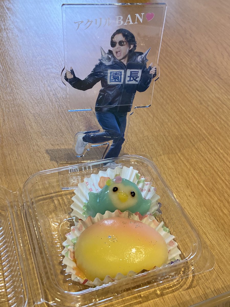 ccb910's tweet photo. 最中を買いに行った時の
フルーツ餅
マンゴーとペンギンちゃん（マスカット）
そして　ひらパー兄さん🤣
カワイイし美味しい（兄さんは食べられないよ）

紙カップまでお店の名前が入っていて
愛を感じます

とら巻きもパッケージがカワイイし
美味しいかった

ご馳走様でした🙏😋

#フルーツ餅松竹堂 https://t.co/vgxEzMVzM1