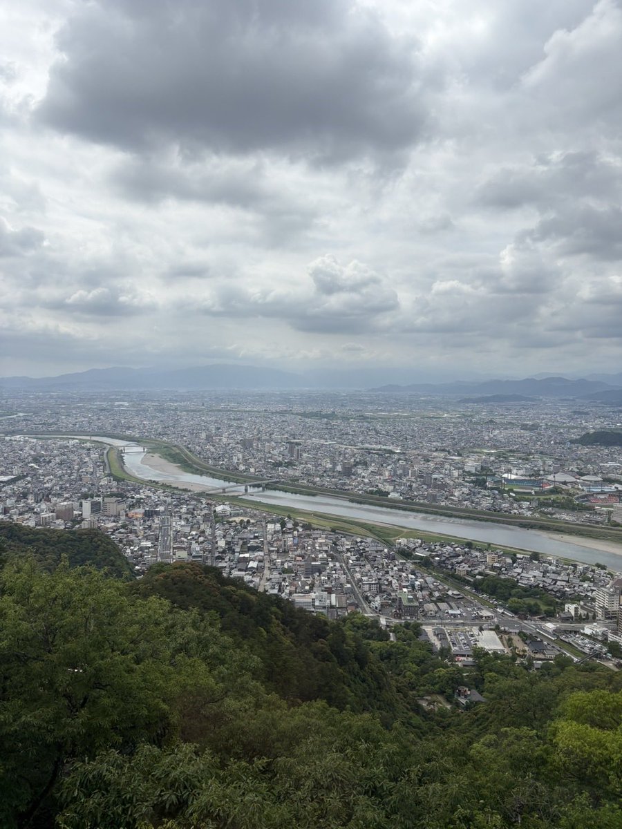 MSN_04NEO's tweet photo. 5年ぶりに金華山へ登山に行ってきました！
久しぶりの「馬の背登山道」
お土産は「長良川　スパークリング泡にごり生」
もちろん自分用笑 https://t.co/HtinAc7cEF