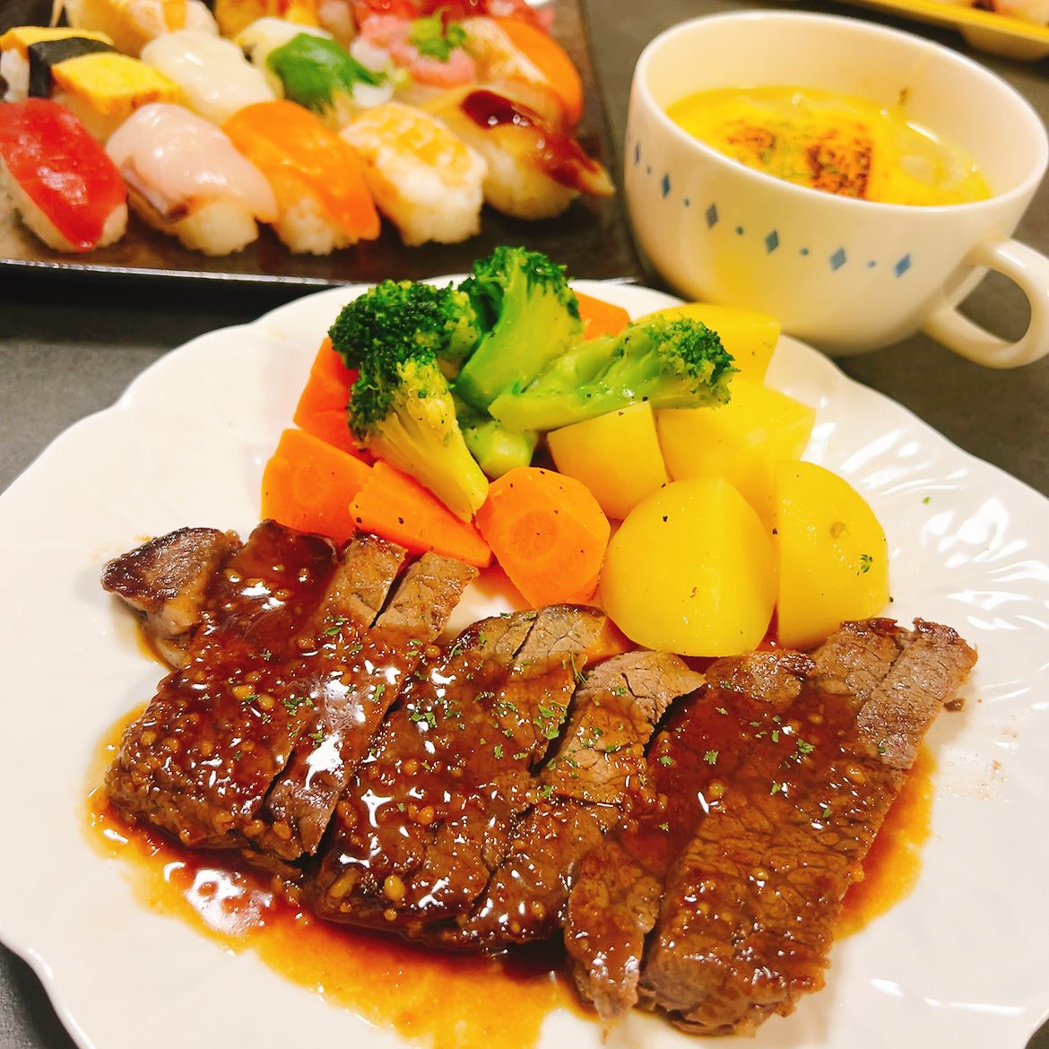 wit_wedding's tweet photo. 今日は次男、20歳の誕生日！

久し振りに外食する予定が日曜日の夜なのでどこも人が多い。。。

そこで嫁と買い物に出掛けてステーキとお寿司を購入して親父飯に変更！

牛もも、ランプ、ヒレの３種類の部位をバター、醤油、ニンニクの特製ソースで！オニオンスープ付きです。

#親父飯 https://t.co/P2wx3x2AgO