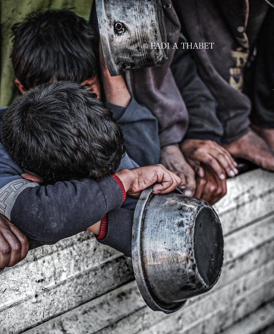MyPalestine0's tweet photo. هؤلاء الأطفال الذين جاعوا 
ستُستخدم ثقوب الجوع في أجسادهم 
لتنقيط أبجديه العالم اليابس ... https://t.co/ItHEFRzwN8