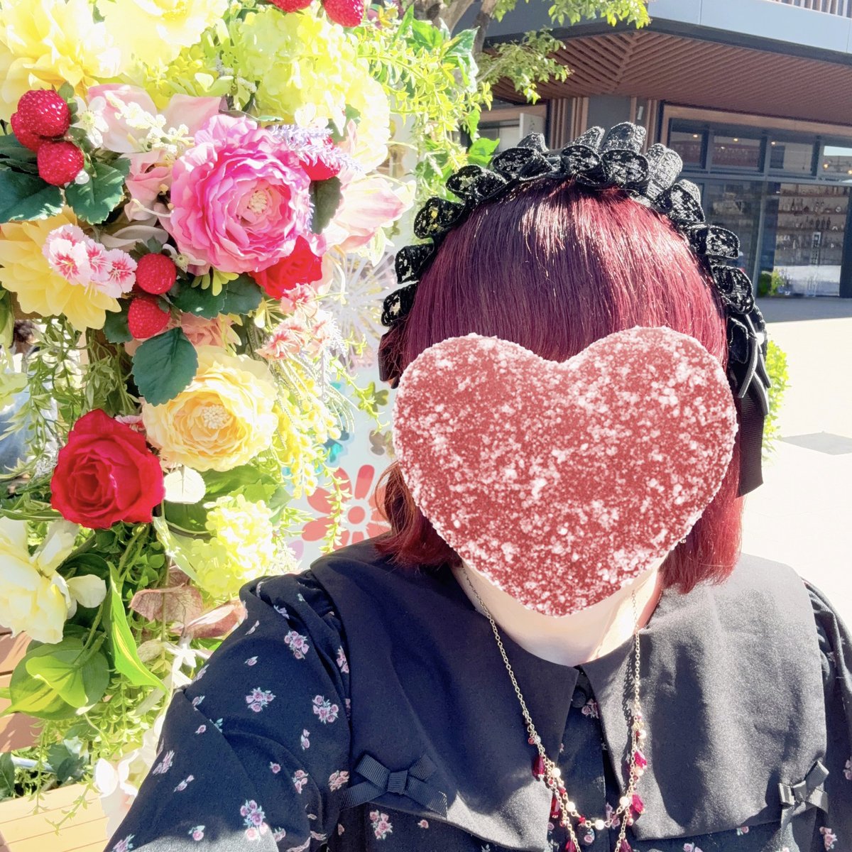 _rose_jail_'s tweet photo. 先日深谷アウトレットのフォトスポットで撮影✨️
全身しまみさで花柄ワンピースと薔薇柄靴下と靴とニナスコラボのヘッドドレスでピンク黒コーデ🩷🖤
このワンピお気に入りすぎる✨️
ヘッドドレスはレースたっぷりで可愛い︎💕︎
ちいかわベビちゃん達も可愛い︎よ🍓
#しまむら美沙子ちゃんコラボ https://t.co/gMdlPuRwUe