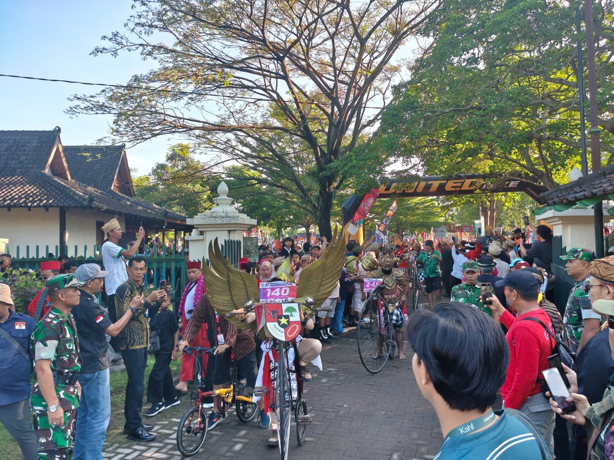 09prbKlt's tweet photo. Danramil 09/Prambanan Mayor Inf (Har) Basuki mewakili Komandan Kodim 0723/Klaten mengikuti All Bike Classic Day/Parade sepeda dan kontes sepeda dalam rangkaian Klaten international Cycling festival (KLIC Fest 2026) bertempat di Lapangan Candi Sewu Kompleks TWC Prambanan. https://t.co/cQmjuUWIG7