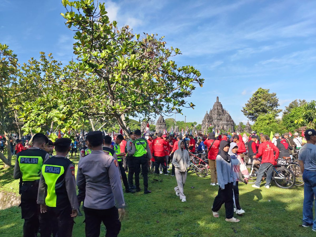 09prbKlt's tweet photo. Danramil 09/Prambanan Mayor Inf (Har) Basuki mewakili Komandan Kodim 0723/Klaten mengikuti All Bike Classic Day/Parade sepeda dan kontes sepeda dalam rangkaian Klaten international Cycling festival (KLIC Fest 2026) bertempat di Lapangan Candi Sewu Kompleks TWC Prambanan. https://t.co/cQmjuUWIG7