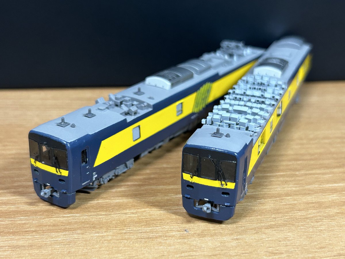 RL8330's tweet photo. JR西日本 DEC741系 総合検測車 完成！

モデルシェブロンのキットから製作しました。大量のカメラ・センサーや異常なオーバーハングなど、特徴が多い車両です。
ヘッド・テールと屋根上のサーチライトを点灯化し、窓はブラインドを締め切った状態に。レジンととペーパーの継ぎ目消しには苦労しました。 https://t.co/vcUs9GVchI