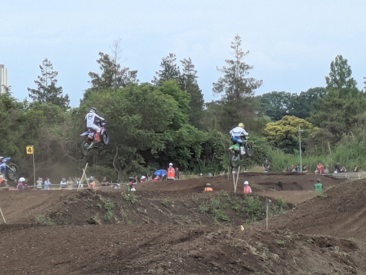 HafaAdai_SAM104's tweet photo. モトクロス　
スタート後の大きなジャンプ

同じ様な軌跡で
ピョン　ピョン連続でライダーが飛んで行く様が
なんか　好き https://t.co/bauXQ8l8ie
