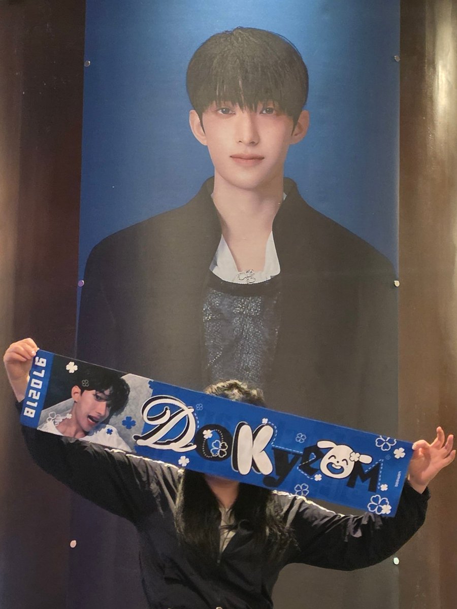 dd0_w0n's tweet photo. 𝐃𝐱𝐒[소야곡]𝐎𝐍 𝐒𝐓𝐀𝐆𝐄-𝐃𝐀𝐄𝐆𝐔
도겸이의 솔로곡들을 담은 타올슬로건 나눔💙
저와 함께 들어주실 캐럿 구합니다!

#RT+follow(+소소한 후기)
29일(금)에 1명 추첨하며,
30일(첫) or 31일(막) 중에 가능한 날짜 선택해주세요!

꼭 함께 들어주셨으면 하는 마음으로
현장에서 전달드려요🍀 https://t.co/kCKBNpLlKW