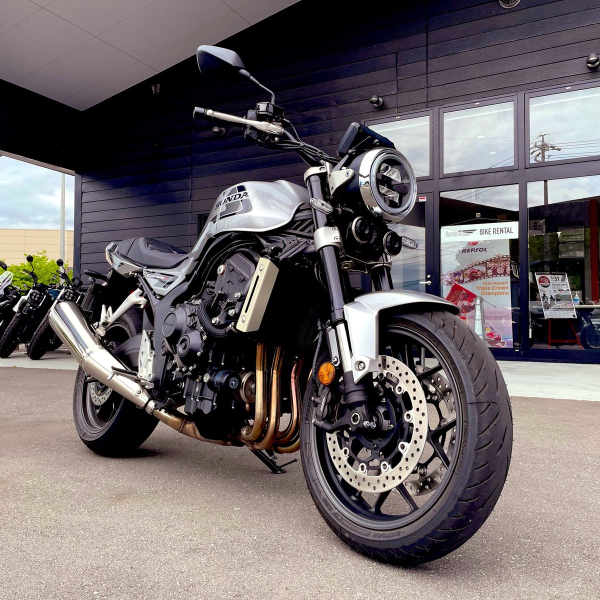 Fu_Wa_Me_Lo's tweet photo. CB1000F試乗してみた🫠
足付き良し、取り回し全然重くない、
4気筒エンジンまじシルキー、
速ぇぇー…でも初めてなのに全然扱える、
これいいわぁ、格好良い🫠

とらこちゃんとは別ベクトルの良さがあしました。
ビックシングルの鼓動萌え vs 大排気量4気筒
#HONDA  #CB1000F https://t.co/Xgzlgrvb6C
