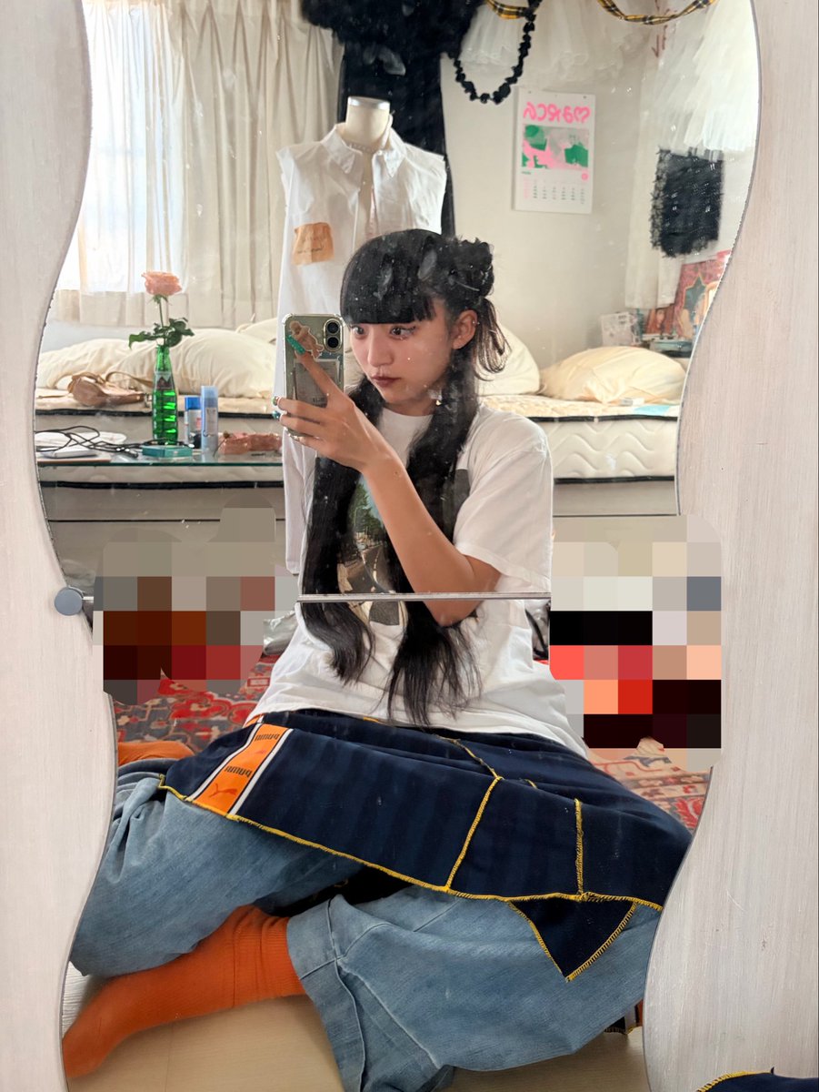 kimotabe's tweet photo. 顔、髪･･･かわいい
鏡、部屋･･･汚い https://t.co/pKBl4ihBeE