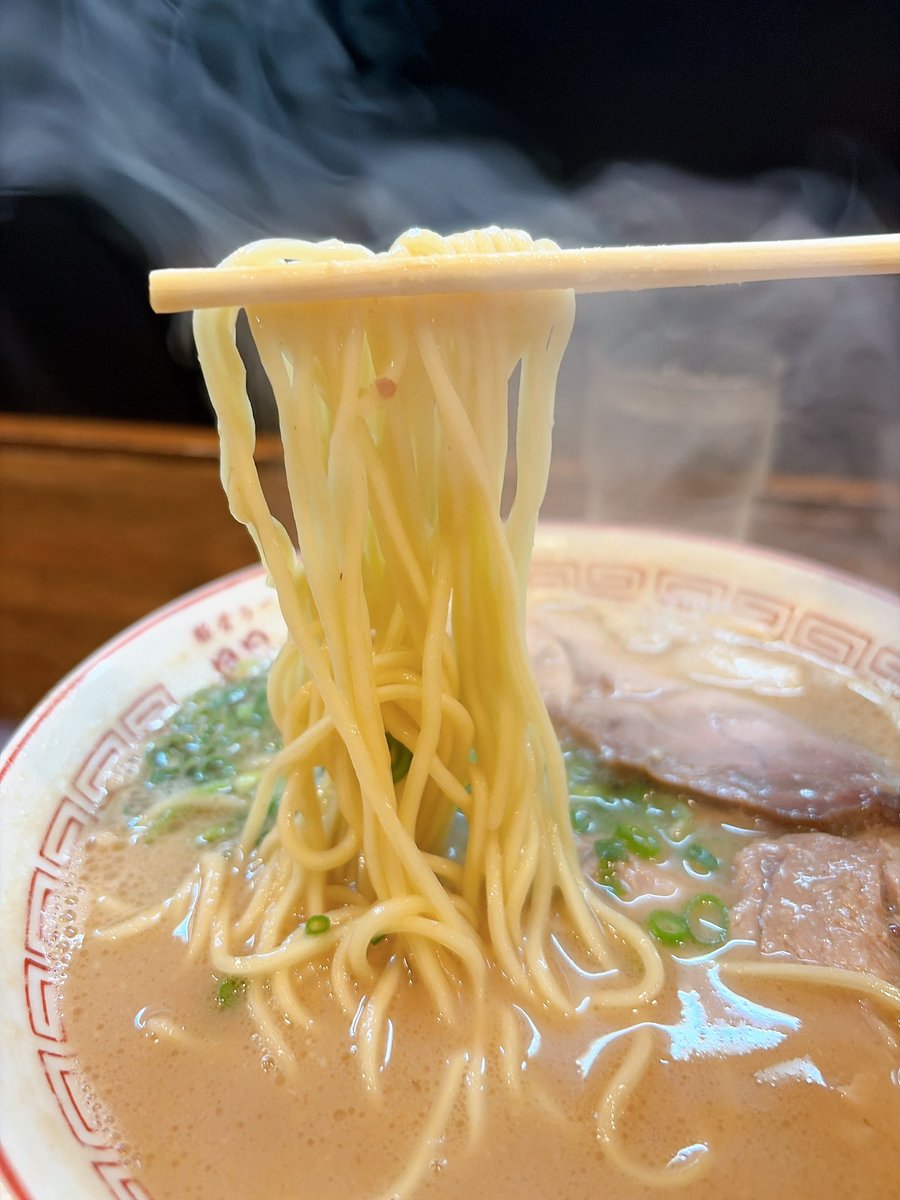 Mu83200457's tweet photo. 2026.05.18(木)豚骨ラーメン 開王@hatioujikaiou

☑︎豚骨ラーメン(950円)

今回の目的地の１つ である、3月1日オープンの期待の新店！
輝道家そしてひら井出身の田島ｸﾝのお店で、ムラｸﾝまで働いてるとあれば絶対行かなかん😤
店内の香りとちょい滑る床に爆上がりした期待を余裕で超える美味さ😋 https://t.co/ylu9OxXYX9