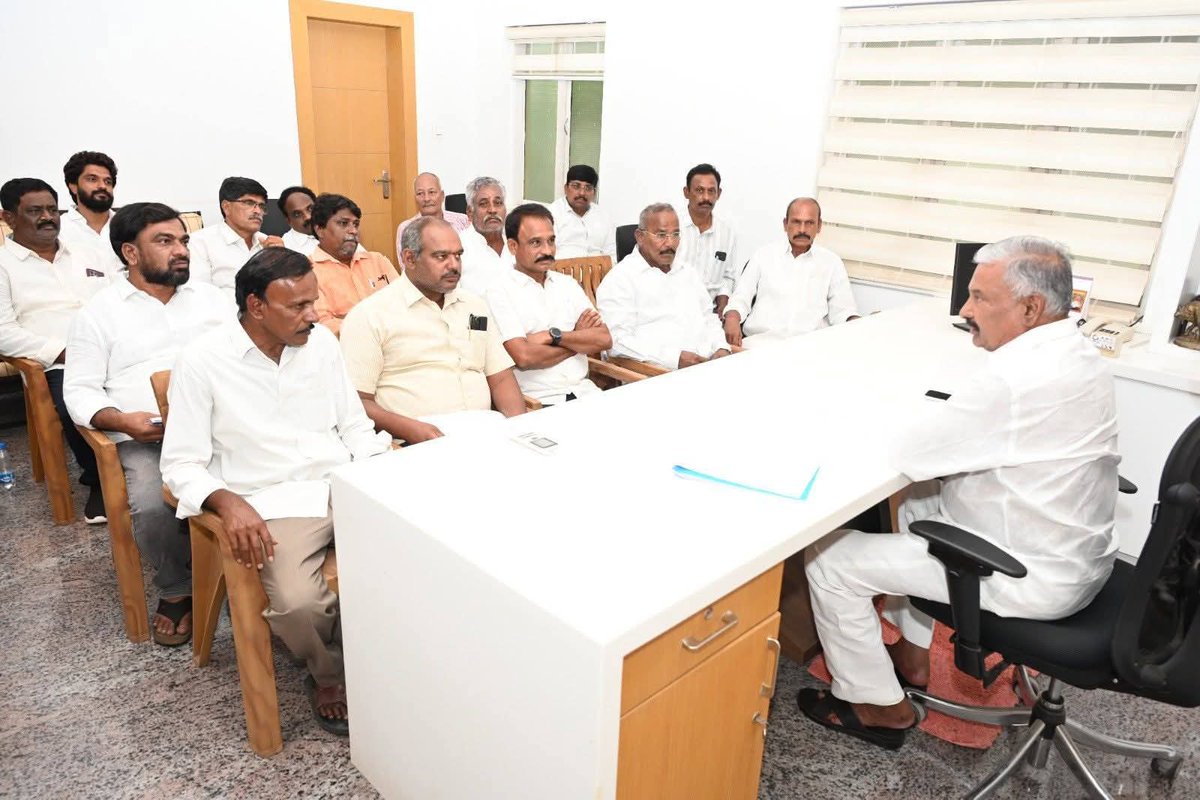 Team_PRR's tweet photo. మనమంతా సమన్వయంతో పని చేయాలి. 

SIR కార్యక్రమంలో వైసీపీ మద్దతుదారుల ఓట్లు తొలగించకుండా నేతలు సమన్వయంతో పనిచేయాలి.

సర్వే జరిగ�� సమయంలో క్షేత్రస్థాయిలో మనమంతా ఉండాలి. 

ప్రతిపక్ష పార్టీలు అనర్హులను చేర్చకుండా జాగ్రత్త పడాలి. 

- పెద్దిరెడ్డి రామచంద్రారెడ్డి గారు! 

#YSRCongressParty https://t.co/jClxKVpvaZ