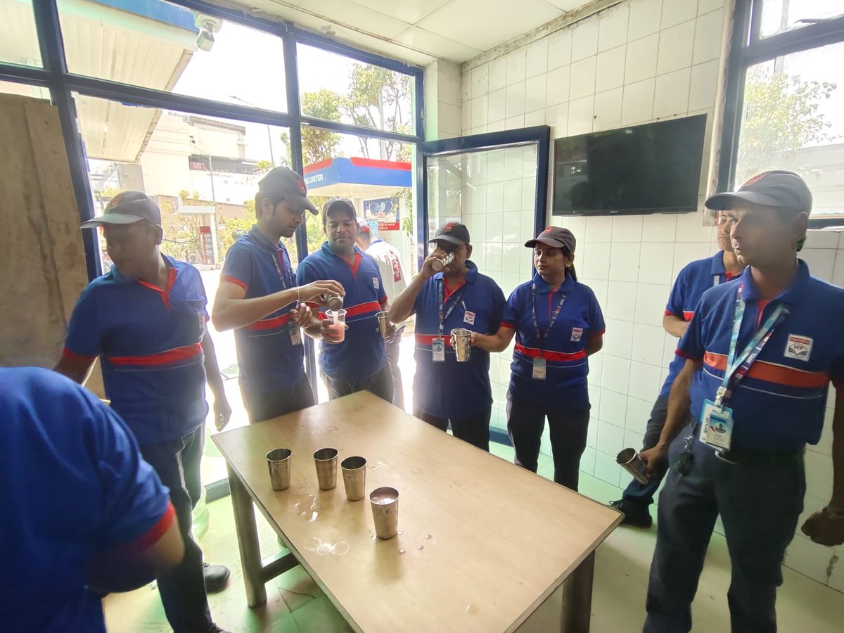 BanaySingh07's tweet photo. @HPCL A token of appreciation to our Frontline soldiers who always keep the Customer FIRST services on their top priority!! https://t.co/b2ZnrBhZub