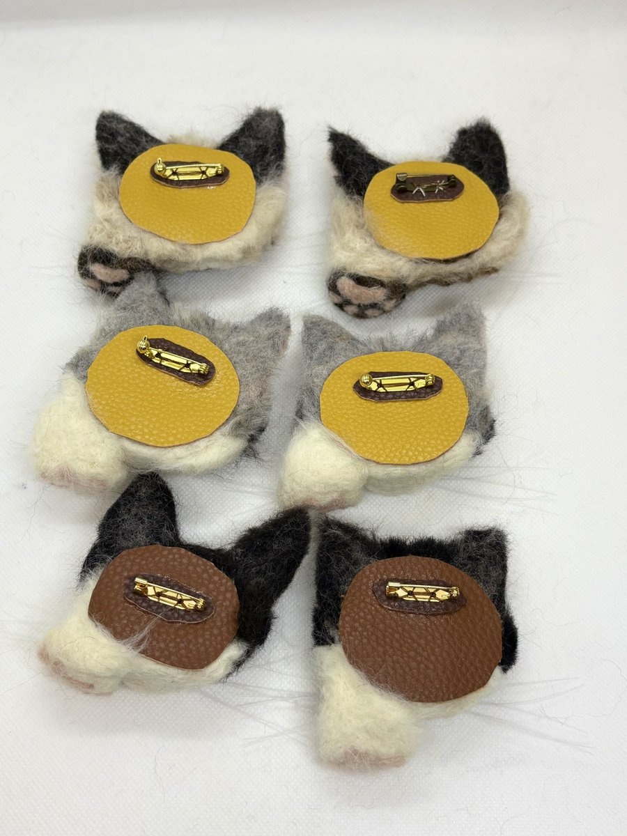 羊毛フェルトでシャム猫、サバ白猫、黒白ハチワレ猫のブローチを制作