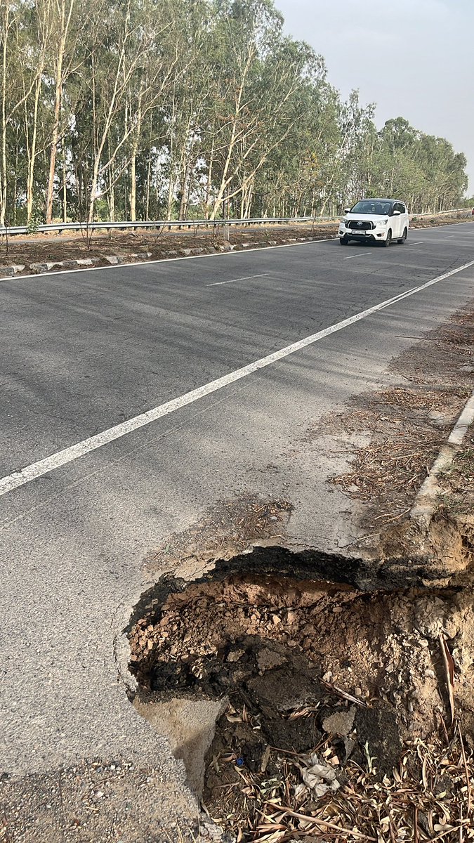 haryanapower's tweet photo. @NHAI_Official 
Rohtak Bypass NH
Accident prone site.
Opposite Armaan Ahlawat Misthan Bhandar (9812033588) https://t.co/qATGvADsAi