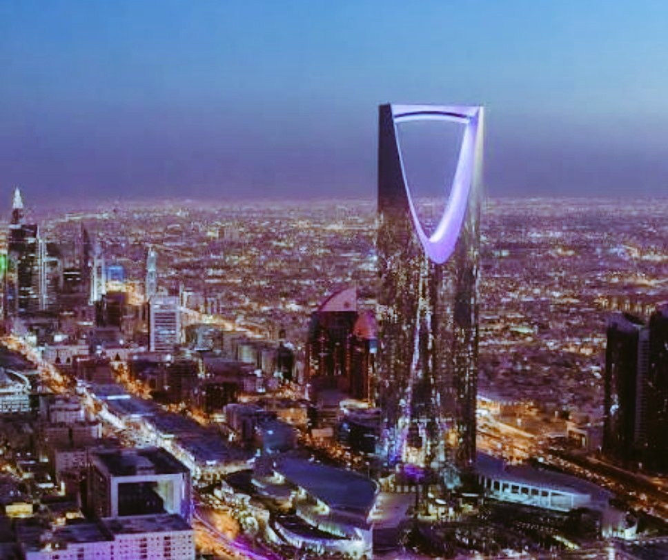 tfayyar's tweet photo. الرياض اليوم ليست مجرد عاصمة، بل مشروع وطن يتشكل على أرض الواقع، مدينة تنمو بسرعة الحلم، وتتحول وفق رؤية طموحة جعلت من جودة الحياة أسلوب حياة لا مجرد شعار. ففي كل زاوية من الرياض تجد مشروعًا ثقافيًا، أو وجهة ترفيهية، أو صرحًا رياضيًا، أو مساحة إنسانية تؤكد أن القادم أجمل بإذن الله.
ما يحدث في الرياض يدعو للفخر، لأنها أصبحت تقدم لسكانها وزوارها خيارات عالمية تغني الكثيرين عن عناء السفر للخارج، وسط أمن واستقرار وخدمات متطورة وبنية تحتية حديثة، في مشهد يعكس حجم التحول الكبير الذي تعيشه المملكة تحت مظلة رؤية السعودية 2030. فهنيئًا لسكان الرياض - وأنا منهم - هذه النقلة النوعية، بل هنيئًا لكل مواطن ومقيم بما نراه من إنجازات تتسارع يومًا بعد يوم، فالوطن عندما يخطط بثقة ويعمل بإخلاص تصبح الأحلام حقائق تُرى وتُعاش. دام عزك يا وطن.
#الرياض_عاصمة_التحول