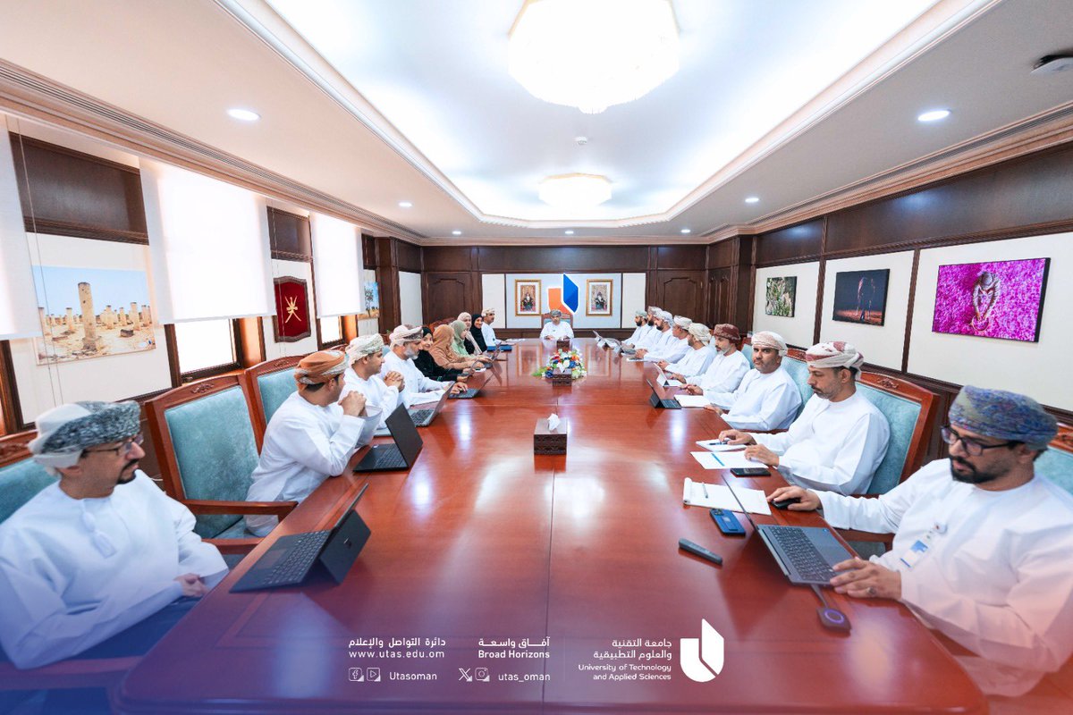 utas_oman's tweet photo. #يوتاس |

عقد المجلس الأكاديمي بجامعة التقنية والعلوم التطبيقية اجتماعه الخامس للعام الأكاديمي ٢٠٢٦/٢٠٢٥م، برئاسة سعادة الدكتور سعيد بن حمد الربيعي رئيس الجامعة ورئيس المجلس الأكاديمي، وبحضور أعضاء المجلس.
وناقش المجلس عددًا من الموضوعات المتعلقة بتطوير المنظومة الأكاديمية وتعزيز جودة التعليم والتعلّم، من بينها تحديث صياغة مخرجات تعلّم البرامج الأكاديمية بكلية التربية بالرستاق، بما يواكب متطلبات الإطار الوطني للمؤهلات وسمات خريجي الجامعة، ويعزز مواءمة البرامج مع احتياجات سوق العمل والتطورات المتسارعة في قطاع التعليم.
1/3

#آفاق_واسعة