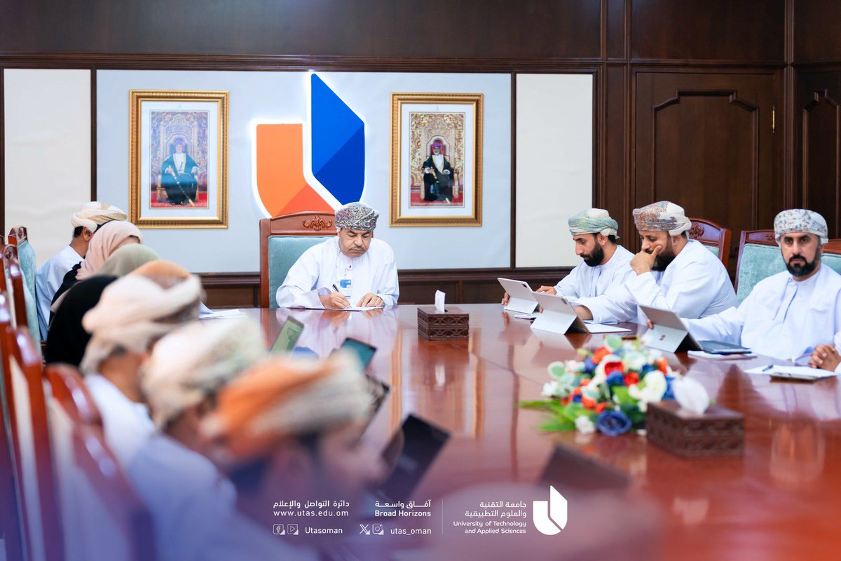 utas_oman's tweet photo. #يوتاس |

عقد المجلس الأكاديمي بجامعة التقنية والعلوم التطبيقية اجتماعه الخامس للعام الأكاديمي ٢٠٢٦/٢٠٢٥م، برئاسة سعادة الدكتور سعيد بن حمد الربيعي رئيس الجامعة ورئيس المجلس الأكاديمي، وبحضور أعضاء المجلس.
وناقش المجلس عددًا من الموضوعات المتعلقة بتطوير المنظومة الأكاديمية وتعزيز جودة التعليم والتعلّم، من بينها تحديث صياغة مخرجات تعلّم البرامج الأكاديمية بكلية التربية بالرستاق، بما يواكب متطلبات الإطار الوطني للمؤهلات وسمات خريجي الجامعة، ويعزز مواءمة البرامج مع احتياجات سوق العمل والتطورات المتسارعة في قطاع التعليم.
1/3

#آفاق_واسعة
