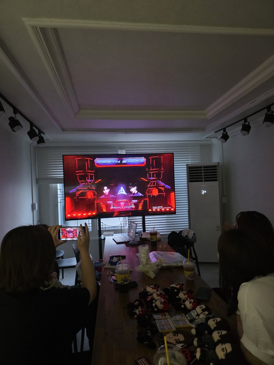 kiwivitamin's tweet photo. 역시 큰 화면으로 보니깐 좋다

PERTHSANTA CHEQUERED FLAG
#LOLFanFest2026D3 
#PerthSanta #เพิร์ธแซนต้า https://t.co/GgMicl4Lf1