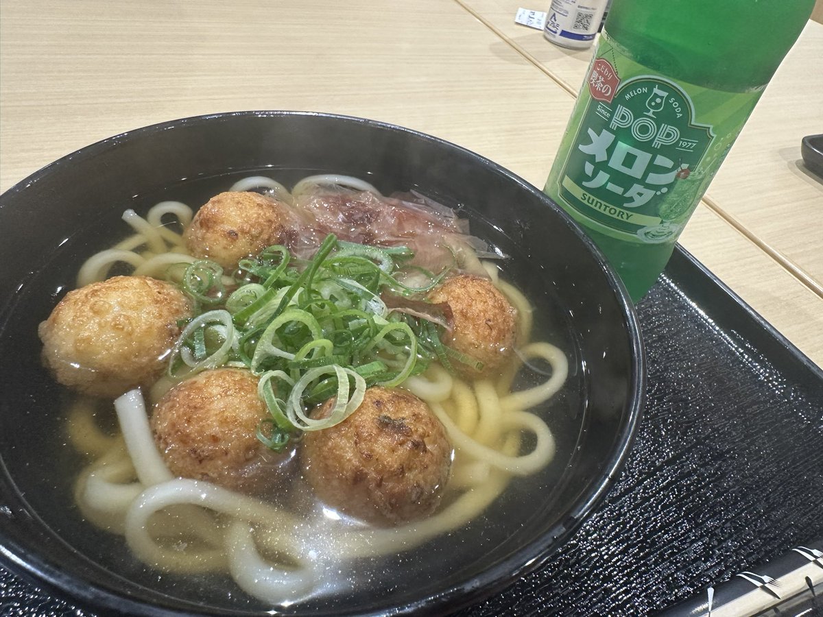 htate707's tweet photo. 今日の夕食は？
吹田サービスエリアで食べたたこ焼きうどん！
けっこううまい！
#たこ焼きうどん https://t.co/yi3vWqesZl
