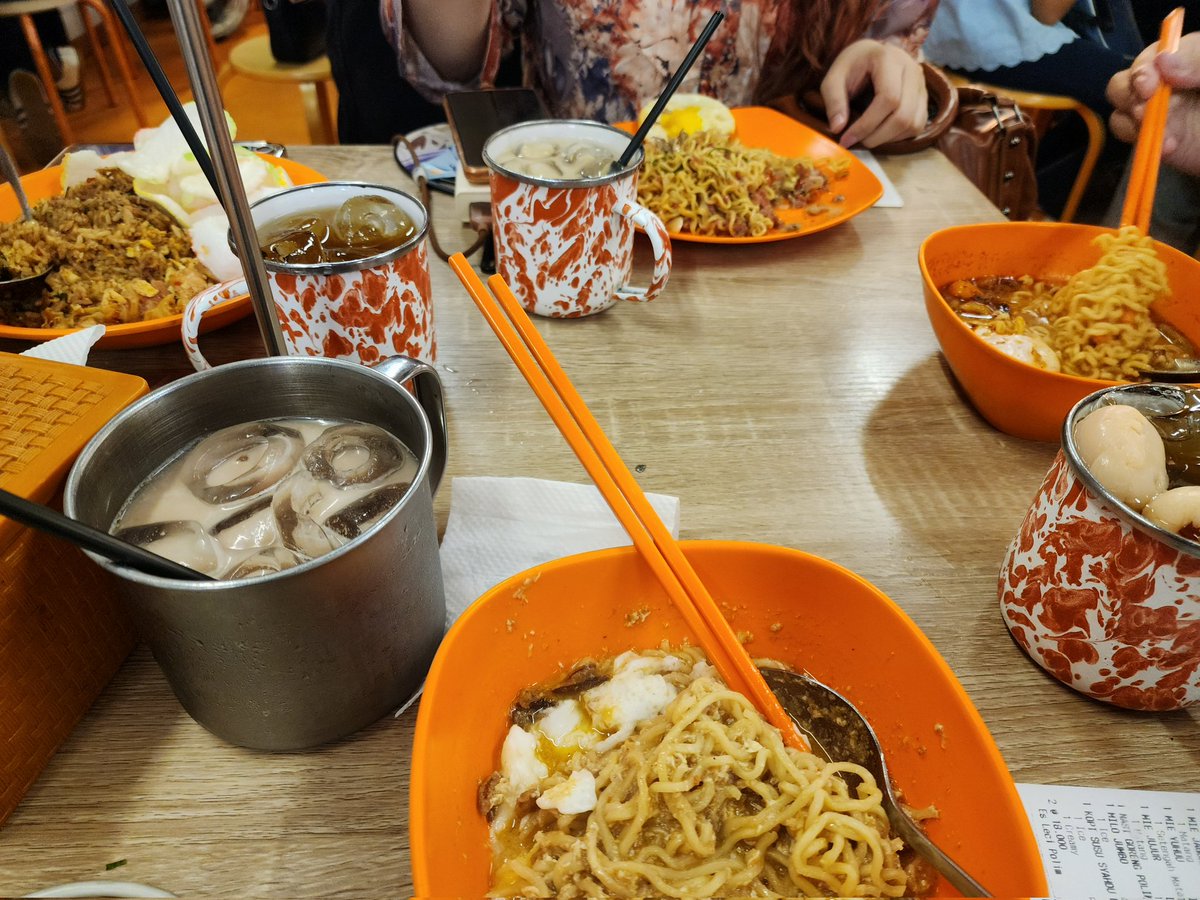 magulionss's tweet photo. mamam bareng teh @Tea_NaYang sama @nisxjuliaa 🍴 https://t.co/ThrqbkVG8I