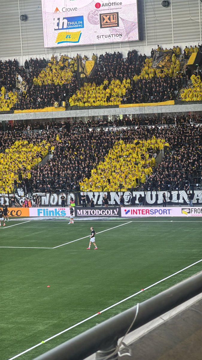 Rasoke2's tweet photo. Hahaha, varför blir man inte chockade att tvillingarna kör likadana tifon? 😂😂 #sopsäckarna #Gniffen https://t.co/6ui34cN1Dq