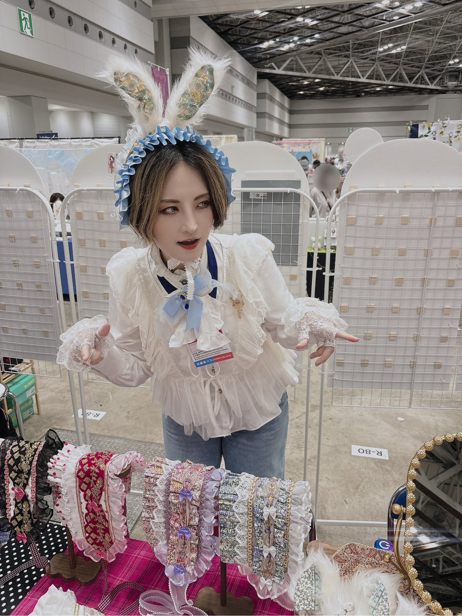 HuyuuM's tweet photo. #デザフェス63

本日はMOMOさん(@dozesheep)が売り子にきてくれました🐰🩵✨

ヘッドドレスのみ通販します！予定は今週中！また告知しますのでよろしくお願いします🤍

🎀webshop🎀
https://t.co/4RIJeRMeg3 https://t.co/vzoFdeAPdJ