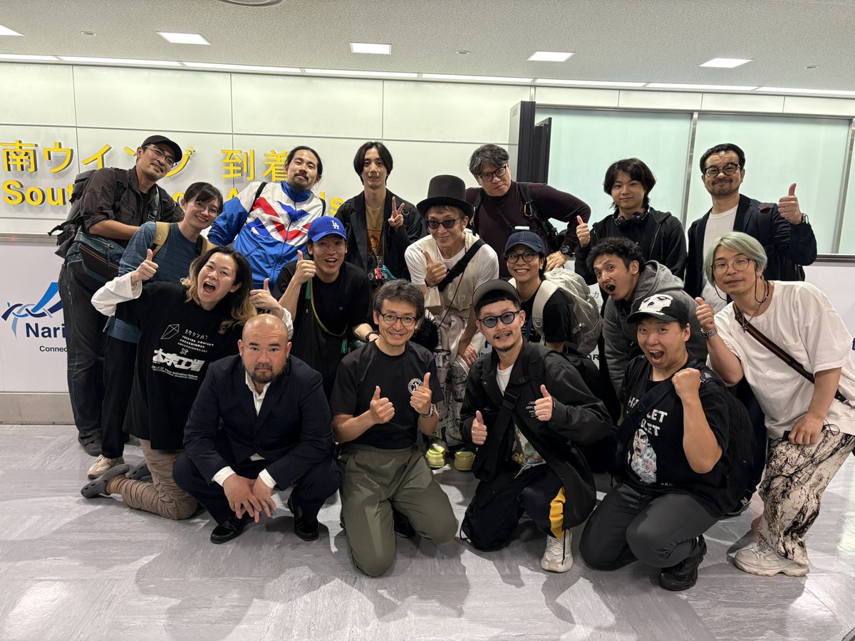 sing_o_world's tweet photo. 日本帰国！カクシンハンチームさんも同じ便だったので記念に集合写真！同じルーマニア🇷🇴の空の下で日本の演劇が行われた奇跡に感謝そして無事に帰国出来たこと嬉しく思います。
明日からまた稽古
沢山の思い出と共に次の作品へ向かって頑張ろうと思います！
#国際シェイクスピア芸術祭
#HAMLETTOILET https://t.co/WY3aJiOvgu