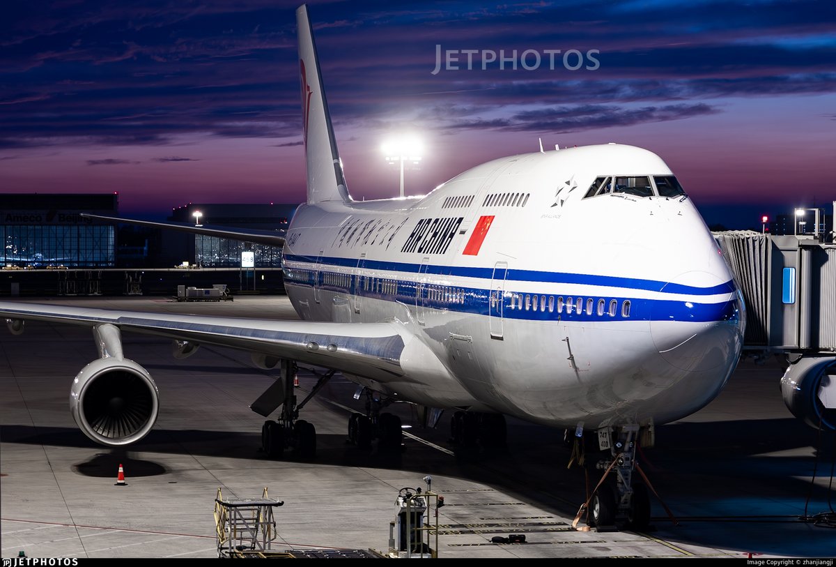 JetPhotos's tweet photo. An Air China 747 at the gate in Beijing. https://t.co/VvGUimcc23 © zhanjiangji https://t.co/dN9Z6etF0t