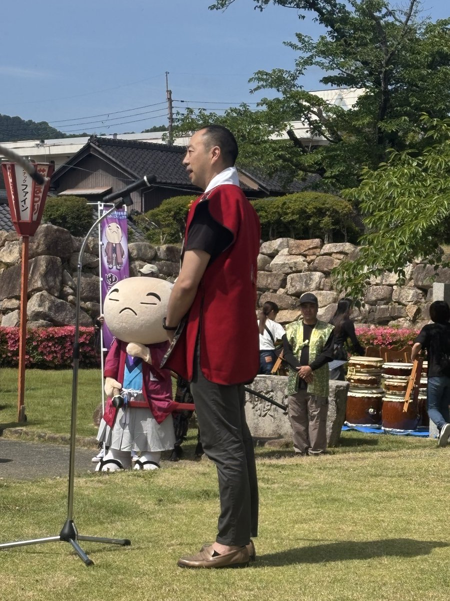 oharamai's tweet photo. 週末は、様々な行事に出席し、第35回まいづる細川幽斎 田辺城まつりでは、晴天のもと、細川家第19代当主・細川護光氏ご臨席のもと盛大に開催されました。明倫小学校児童による講談や「古今伝授」に触れ、細川幽斎公の文化の深さ、そして郷土の誇りを改めて感じました。

#舞鶴 #田辺城まつり #小原舞 https://t.co/oAD40pxiUH