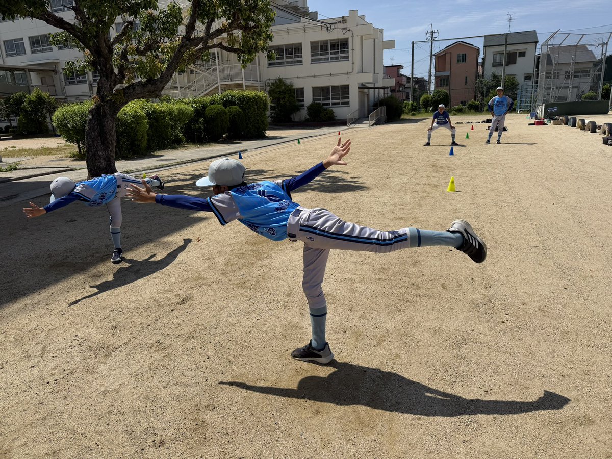 AA_winwin's tweet photo. 学童軟式野球チーム
アスパイア アカデミック

『やり続ける』なかなか難しい事ですが、得れるものは非常に大きく無限👍

最初はフラ付いて全く片足でバランス取れなかった選手。

ピタっ‼️ と止まってました😊 https://t.co/zgNDN2G2pz