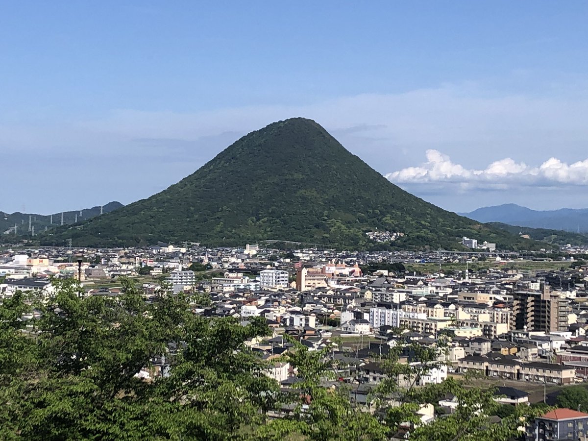 tabitanu's tweet photo. 新緑の #丸亀城。眺めすこぶる良し！ https://t.co/gZdVPF8c5v