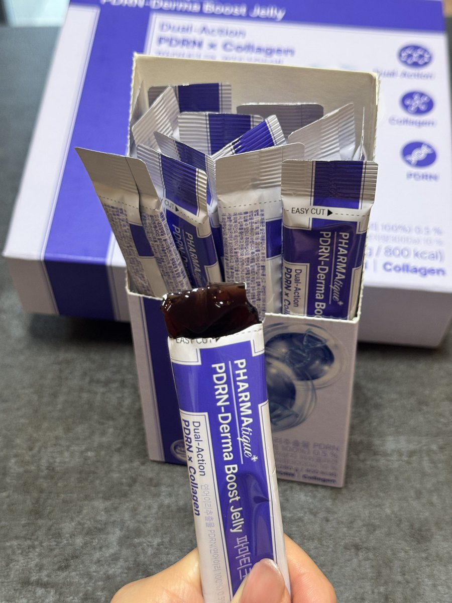 07kbchan's tweet photo. 韓国の薬局でしか買えない「PHARMAtique PDRN-Derma Boost Jelly」ていうPDRNとコラーゲンゼリーも買ってみた❤️薄いブルーベリー味で不味くないけど、リジュランのゼリーの方が味は好きかなあ🫶
#美容 #PDRN #韓国旅行 https://t.co/x8hCYKKbK0