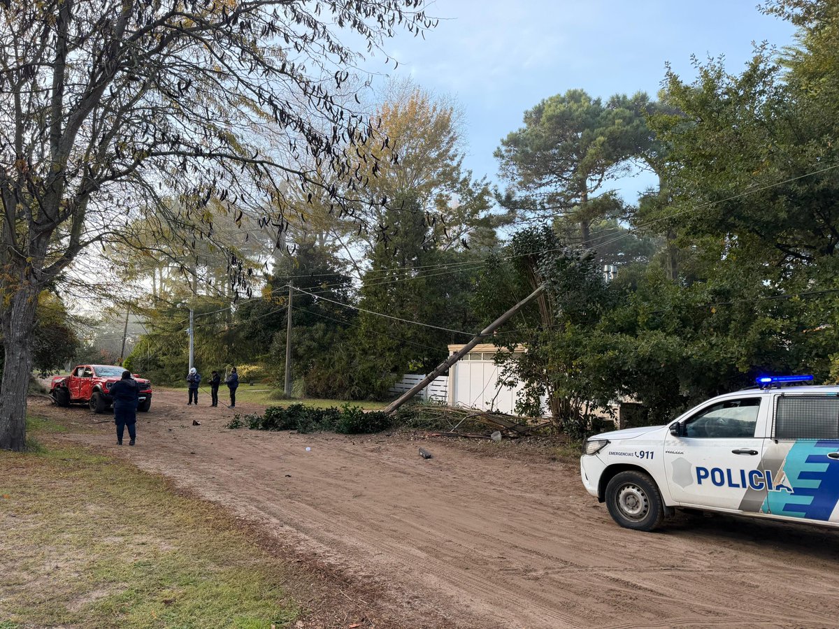 Cevige1's tweet photo. ⚠️ CORTE DE ENERGÍA

Por un accidente vehicular en 307 y  211, donde una camioneta impactó contra un poste, salió de servicio el Alimentador 1 que abastece a la zona norte del partido.

🛠 Personal de guardia ya trabaja en el lugar para restablecer el servicio lo antes posible. https://t.co/uPItLBtQBY