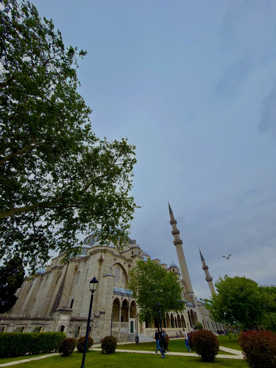 zehraa_bb's tweet photo. Bu şehir yormayı da biliyor , büyülemeyi de 
#istanbul https://t.co/kugudM6owq