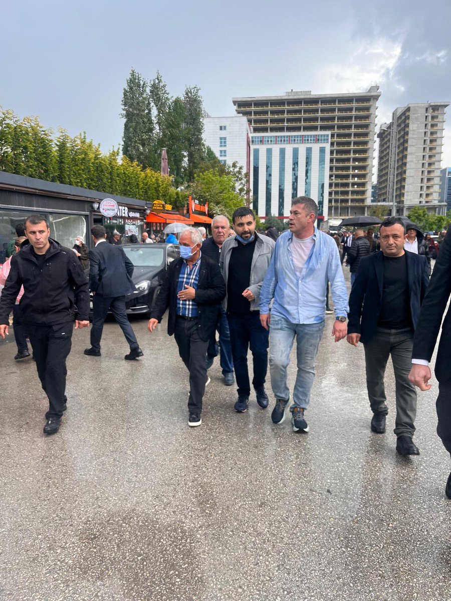 veligunduzsahin's tweet photo. Genel Merkezimizde; demokrasiye, örgütümüzün emeğine ve halkın iradesine sahip çıkmak için dimdik ayaktayız.

@eczozgurozel @herkesicinCHP https://t.co/KOF1E8UpON
