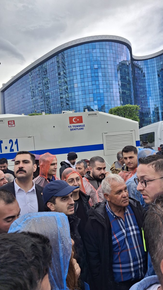 veligunduzsahin's tweet photo. Genel Merkezimizde; demokrasiye, örgütümüzün emeğine ve halkın iradesine sahip çıkmak için dimdik ayaktayız.

@eczozgurozel @herkesicinCHP https://t.co/KOF1E8UpON