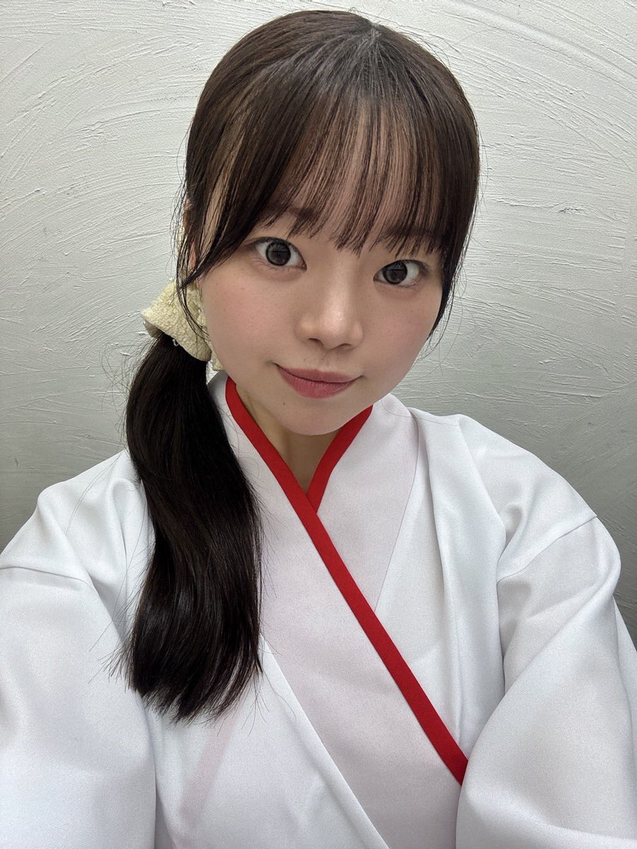 aqua_next's tweet photo. "チャーマンズ定期公演vol.28"
ありがとうございました！

今日は巫女衣装と浴衣でのステージでした⛩👘
新メンバーお披露目もあり、盛りだくさんな1日でしたね！

そして明日は、櫻山神社例大祭に巫女役として参加させていただきます！
是非見に来てね

はるな🌙 https://t.co/AbsXGuj4hi