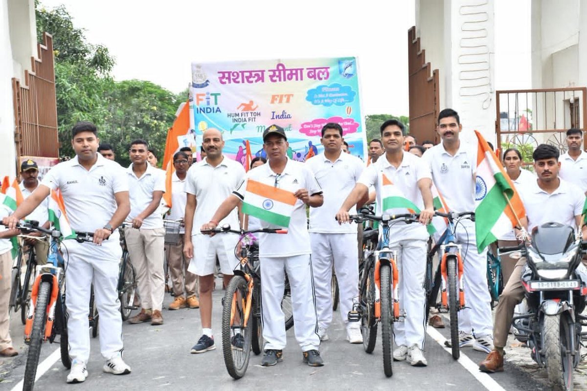 airnews_patna's tweet photo. #बिहार #सुपौल : बीरपुर, SSB द्वारा फिट इंडिया मूवमेंट के तहत साइकिल रैली का आयोजन किया गया।    
➡️ कमांडेंट गौरव सिंह के  मार्गदर्शन में साइकिल रैली संपन्न।   

➡️रैली का मुख्य उद्देश्य सीमा क्षेत्र में निवास करने वाले नागरिकों औरं बल कार्मिकों के बीच स्वास्थ्य, फिटनेस, पर्यावरण संरक्षण तथा नियमित व्यायाम के प्रति जागरूकता फैलाना था।  
रिपोर्ट: रविशंकर प्रसाद 
@ssbpatna @SSB_INDIA @airnewsalerts @ddnewsBihar