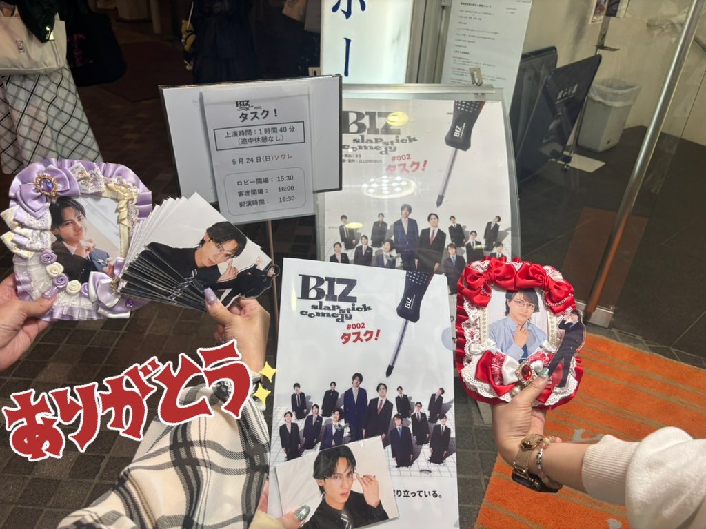 chi__sa08's tweet photo. #ビズコメ
約2時間笑っててこれがデフォかと思ったら最終進化系だった！？
面白かったァァ❕煌芽さん🥂(合ってる？)顔も髪も首元もピカピカ(物理)だったし、絶妙に滑舌悪くなってるのもヤバすぎるwww
初日から進化を観ていくのも単発で見てもどっちも面白そうな舞台でした❕
お誘いありがとう❕ https://t.co/SaZrg2YfCL