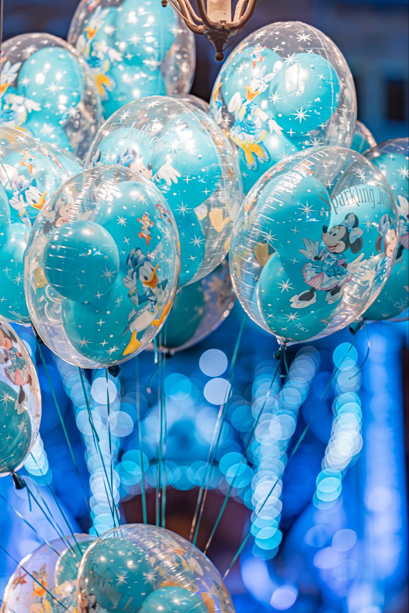 Yu_Disney7's tweet photo. ジュビリーバルーンの後ろには無数の光のジュビリーバルーンが🎈🩵
どこで撮ったでしょう？📸 https://t.co/x7T0taufiM