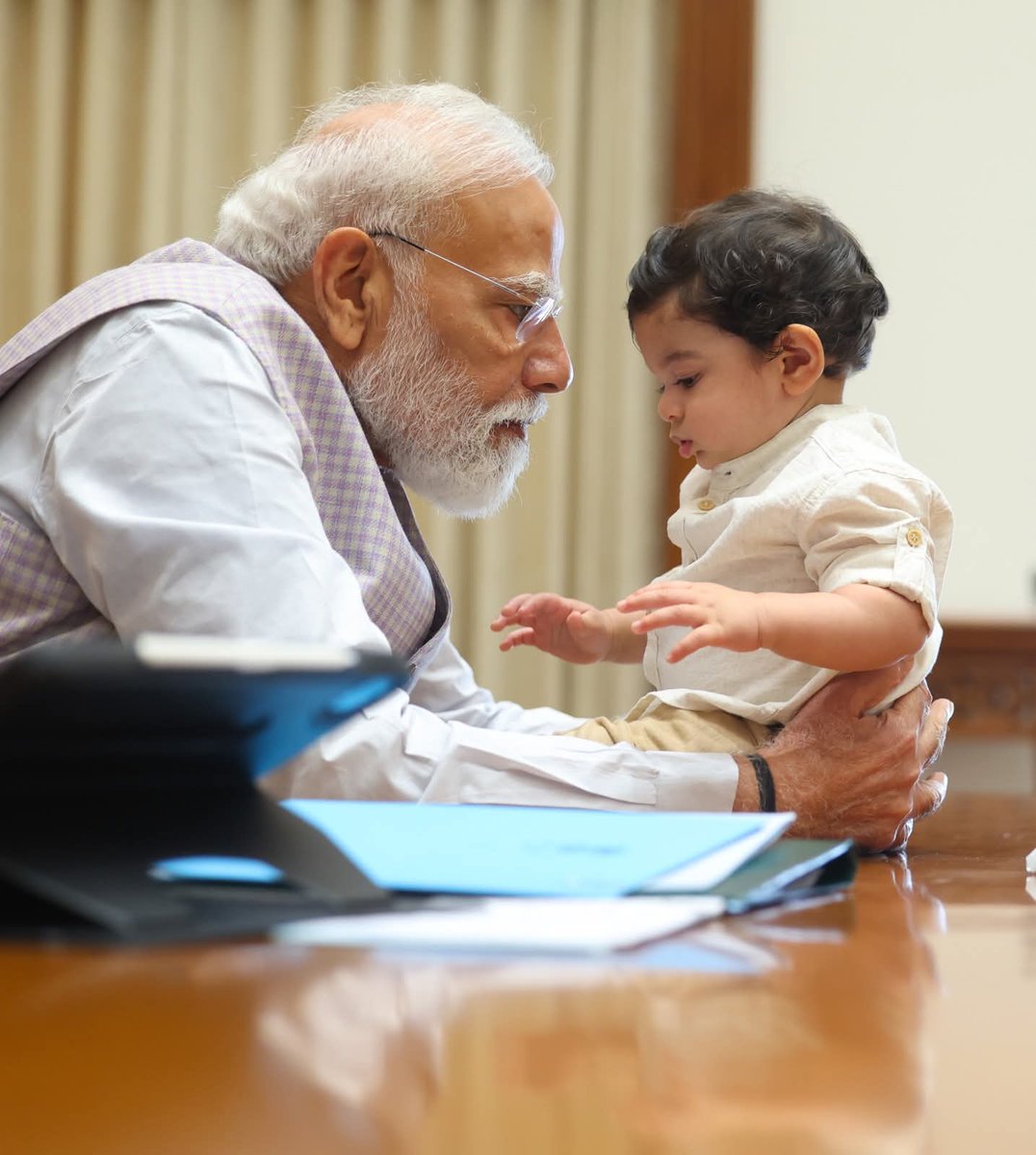 rameshwar4111's tweet photo. सेवा तीर्थ में बालमन के साथ आदरणीय प्रधानमंत्री श्री @narendramodi जी😊 https://t.co/XEpWq7EB0p