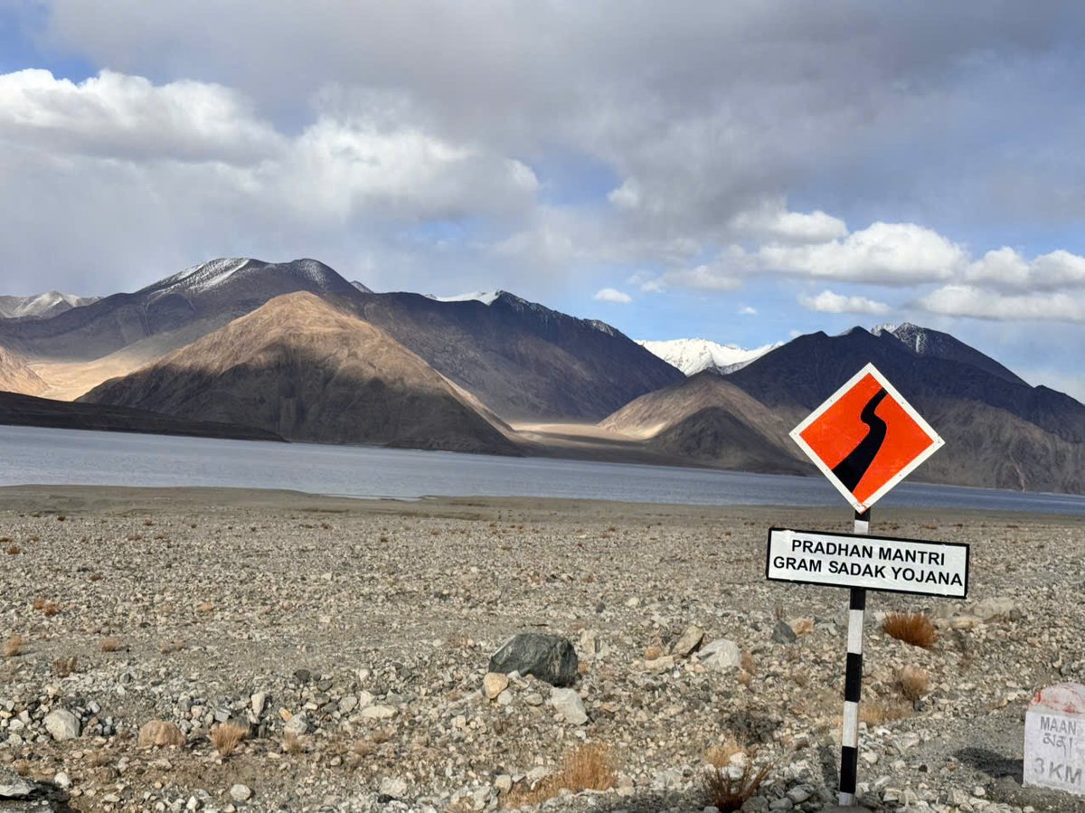 Aishizen10's tweet photo. NGÀY 05 | NUBRA – PANGONG LAKE - Ngắm Milky Way lần đầu tiên trong đời ^^
(~160–180 km | 6–7 giờ di chuyển | Cảnh quan đặc sắc)
Sau bữa sáng tại Nubra, đoàn bắt đầu ngày mới với trải nghiệm cưỡi lạc đà hai bướu (Bactrian camel) – loài lạc đà đặc trưng của thung lũng Nubra, dấu tích của Con đường Tơ lụa xưa. Chuyến cưỡi lạc đà ngắn qua các đụn cát Hunder, núi tuyết phía xa và thung lũng rộng mở mang lại những khung hình rất đặc trưng, không nơi nào khác ở Ấn Độ có được.
Sau trải nghiệm, đoàn khởi hành đi Pangong Lake. Cung đường di chuyển băng qua những thung lũng hoang sơ, sông núi đan xen và cao nguyên Changthang rộng lớn. Trên đường, đoàn dừng nghỉ tại các điểm nhìn đẹp để chụp ảnh và thư giãn.
📍 Tham quan & trải nghiệm tại Pangong Lake (4.250m)
• Pangong Lake Đến hồ Pangong, một trong những hồ nước mặn cao nhất thế giới, trải dài hơn 130 km giữa Ấn Độ và Tây Tạng. Mặt hồ nổi tiếng với sự thay đổi màu sắc liên tục – từ xanh ngọc, xanh lam đến xanh sẫm, tùy theo ánh nắng, mây và thời điểm trong ngày.
• Đi bộ ven hồ & photo tour Đoàn đi bộ nhẹ dọc theo bờ hồ, chọn những góc nhìn mở để check-in, chụp ảnh và quay video. Không gian tĩnh lặng, gió nhẹ và bầu trời rộng mở giúp mỗi khoảnh khắc tại Pangong trở nên rất sâu và khó quên.
• Các điểm dừng nổi bật quanh Pangong
 Spangmik / Lukung – khu vực ven hồ đẹp và dễ tiếp cận nhất
 Điểm nhìn toàn cảnh hồ Pangong – quan sát trọn mặt nước và các dải núi bao quanh
 Bãi đá ven hồ – nơi lý tưởng để ngồi lặng, chụp ảnh chiều sâu và ánh phản chiếu
 3 Idiots: Hồ nổi tiếng hơn sau khi xuất hiện trong bộ phim Bollywood "3 Idiots".
 Động vật: Là nơi sinh sống của các loài chim di cư như ngỗng đầu sọc (bar-headed goose) và mòng biển nâu.
 Ngắm bầu trời sao đêm , dãy milky way huyền diệu và tận hưởng sự yên tĩnh tuyệt đối
Khoảnh khắc ngồi bên bờ hồ trong đêm tĩnh lặng, phía trên là dải sao vắt ngang bầu trời, là một trong những trải nghiệm sâu sắc và đáng nhớ nhất của hành trình Ladakh.
Nghỉ đêm tại Pangong Lake, giữa cao nguyên gió thổi, bầu trời đầy sao lạnh teo râu, khoảng 11h là tắt máy sưởi rồi hu hu