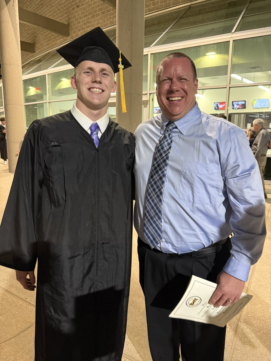 mtocac725's tweet photo. Happy Graduation to my little man! #bettpride #rollstorm⚡️ https://t.co/uMXZN1Th61