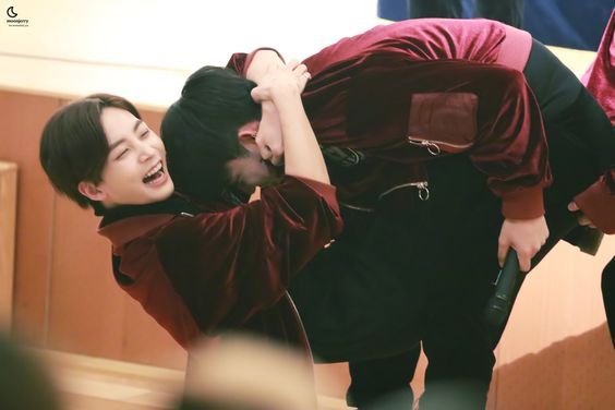 jieonghaan's tweet photo. Kata @sengcolnim "Aku lebih ngejar kamu"
Aku cuma bisa ketawa dengernya dan ngerasain seberapa besar sayangnya dia ke aku🩷 https://t.co/omReSscYTU