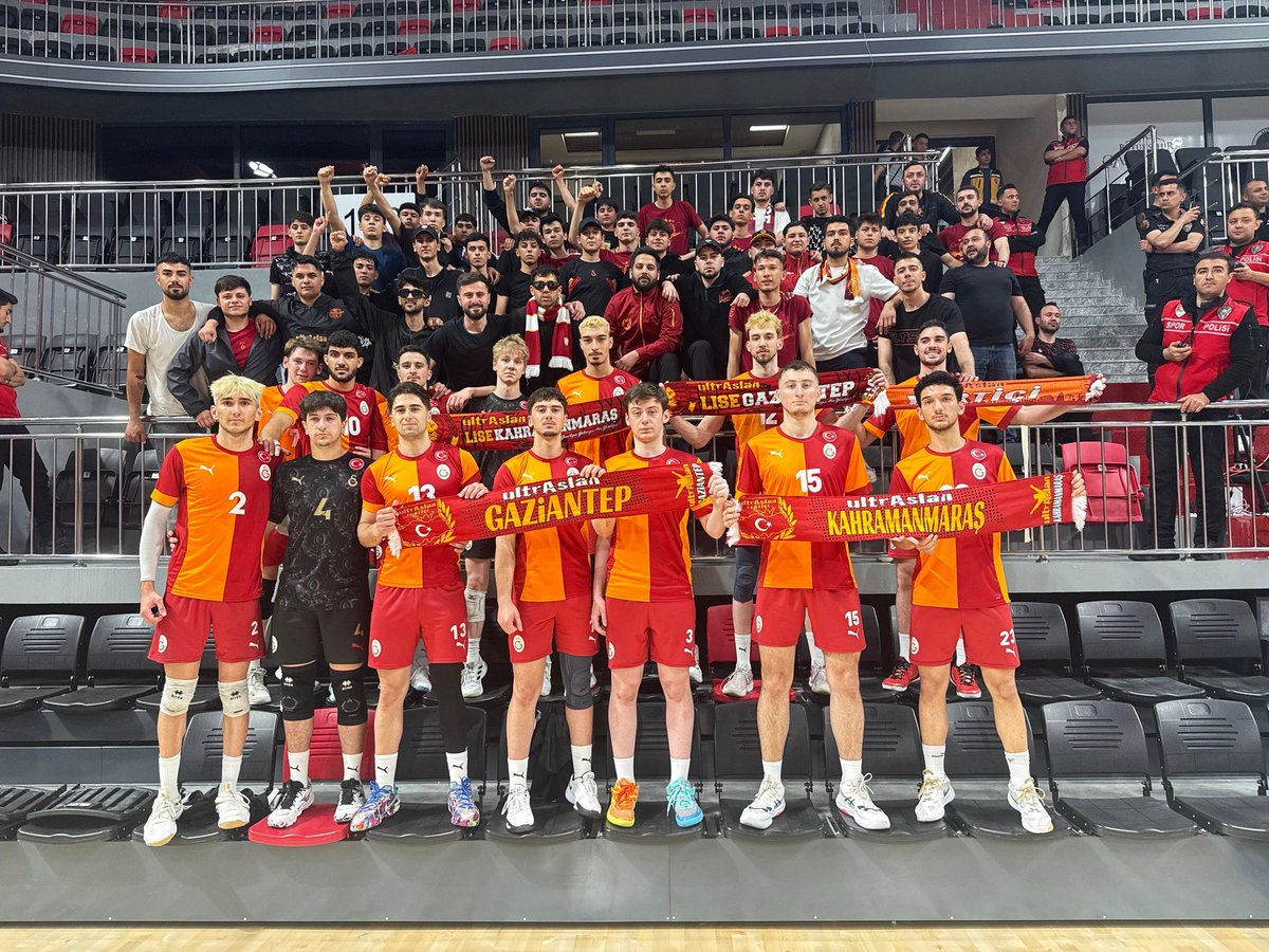 uAYurtici's tweet photo. Gaziantep’te oynanan genç erkek voleybol maçında takımımızı yalnız bırakmadık. 

Cimbom çağır yeter !  #ArmanınPeşinde 

#uAYurtiçi https://t.co/NnjkC9OMj1