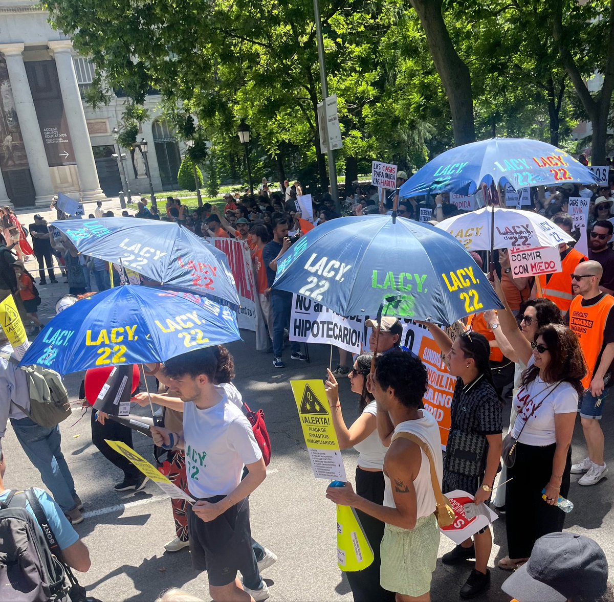 MareasCiudadana's tweet photo. Las calles de Madrid repletas de buena gente en la MANIFESTACIÓN por la vivienda 
#LaViviendaNosCuestaLaVida 

Vamos a parar la especulación de fondos buitres (y rentistas en general).
#24MVivienda 
#Motivos24M

@InquilinatoMad https://t.co/9XNuLySczJ